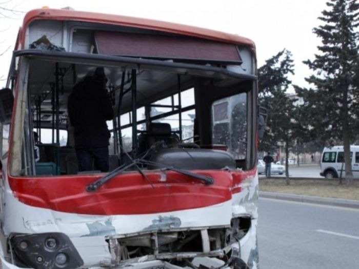 Bakıda avtobus səfirin avtomobilini vurdu  