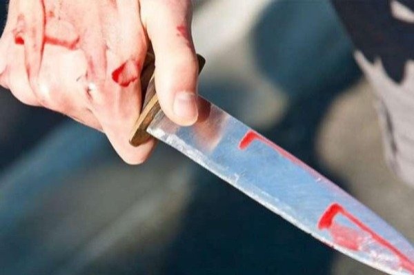 57 yaşlı kişi özünü bıçaqladı 