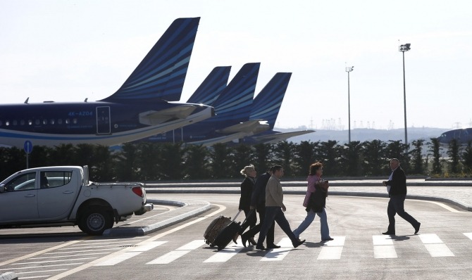 Bakı hava limanında turist saxlanıldı -  çamadanında 100 min olub