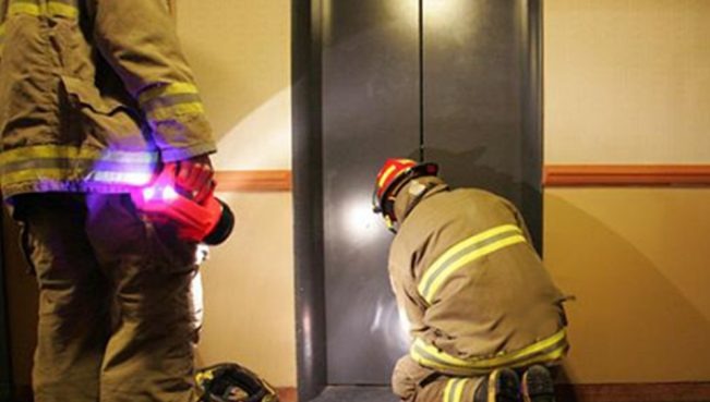 Liftdə qalan 3 nəfər xilas edildi 