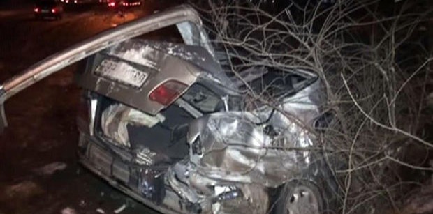 Mercedes ağaca çırpıldı   - sürücü xəsarət aldı