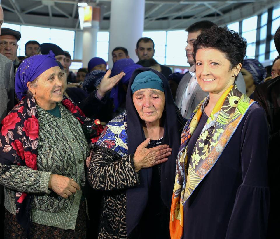 Həbsdə olan azərbaycanlı üç azyaşlı ölkəyə gətirildi: Nazir qarşıladı - FOTOLAR