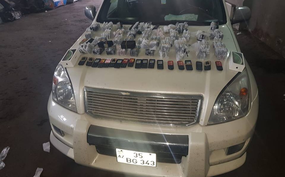 Toyoto Pradoda 240 ədəd mobil telefon aşkarlandı  - VİDEO