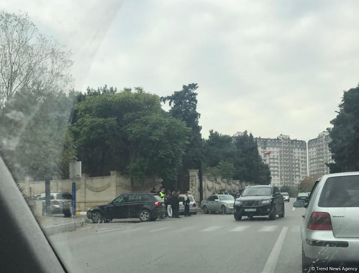 Bakıda iki Mercedes TOQQUŞDU -  Biri hasarın  altında qaldı (FOTO)