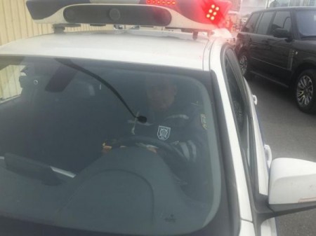 Bakıda jurnalisti təhqir edən polisin maşını    YANDI - FOTO
