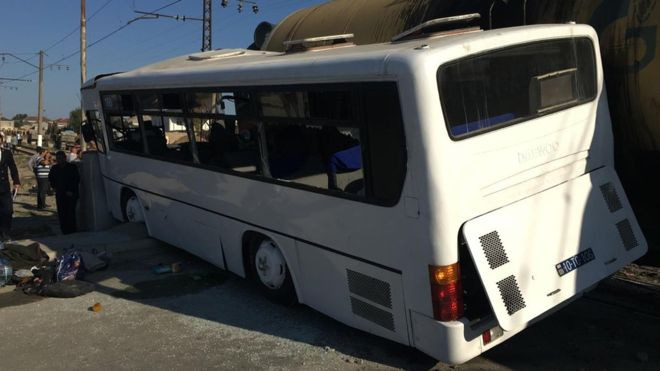 160 saylı avtobus qatarla toqquşmaqdan son anda qurtuldu-  RƏSMİ - VİDEO