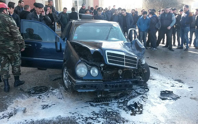 Mercedes qaz xəttinə çırpıldı -  sürücü öldü