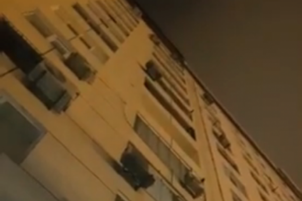 Bakıda binadan nəcis dolu torba atdılar - “Chevrolet” yararsız hala düşdü (VİDEO)