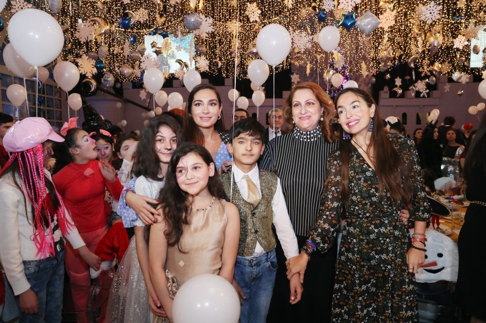 Mehriban Əliyeva qızları ilə bayram şənliyində - FOTOLAR