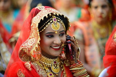 İş adamı atası olmayan 261 qızı evləndirdi - FOTOLAR