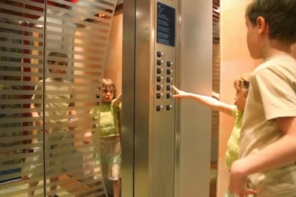 Bakıda uşaqlar liftdə qaldı - FHN hadisə yerində