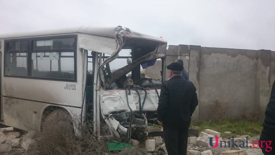 Bakıda DƏHŞƏTLİ QƏZA: Avtobus şirkətin hasarına çırpıldı (FOTO)