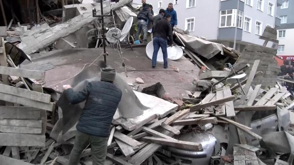 İstanbulda yaşayış binası çökdü: ölən və dağıntılar altında qalanlar var -FOTOLAR