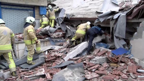 İstanbulda yaşayış binası çökdü: ölən və dağıntılar altında qalanlar var -FOTOLAR