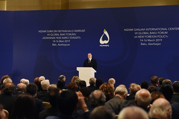 İlham Əliyev VII Qlobal Bakı Forumunda - FOTO
