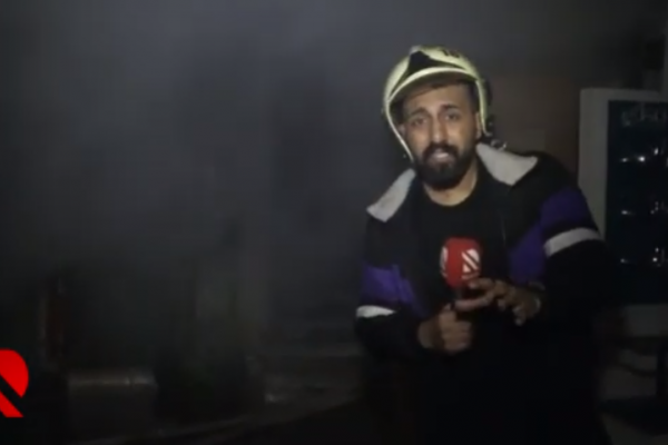 Jurnalist yanan ticarət mərkəzinin içində - VİDEO