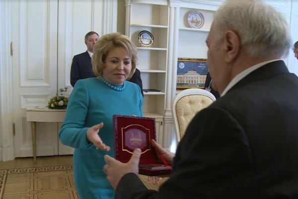 Oqtay Əsədov Valentina Matviyenkonu medalla təltif etdi 