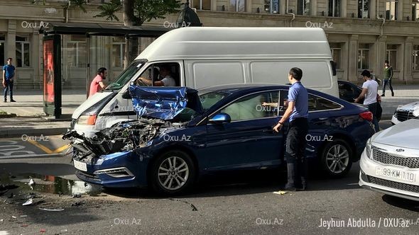 Bakıda “Hyundai” əsgərləri daşıyan maşına çırpıldı - FOTO/VİDEO