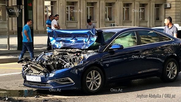 Bakıda “Hyundai” əsgərləri daşıyan maşına çırpıldı - FOTO/VİDEO