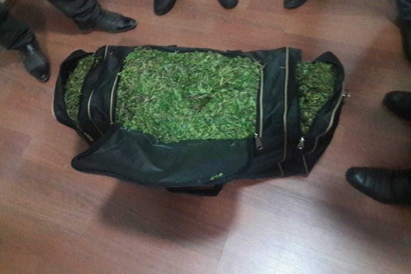 Şəki sakini Balakəndə narkotik maddə dolu çanta ilə saxlanıldı - FOTO