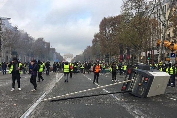 Parisdə yollar bağlandı - Taksi və təcili yardım sürücüləri tətil edir