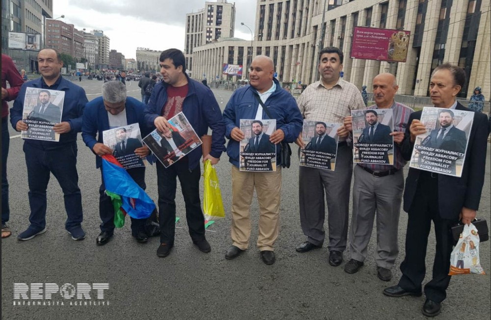 Azərbaycanlılar Fuad Abbasova görə Moskvada aksiya keçirib - Fotolar
