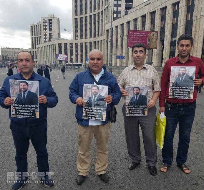 Azərbaycanlılar Fuad Abbasova görə Moskvada aksiya keçirib - Fotolar