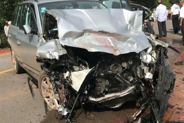 “Mercedes” betona çırpıldı - Sürücü öldü