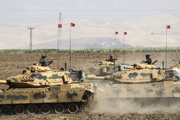 Türkiyə tankları Suriya sərhədində 
