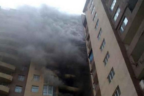 Bakıda yaşayış binası yandı: 15 sakin təxliyyə edildi
