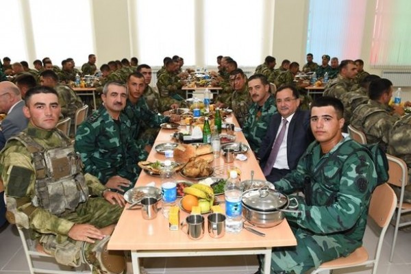 General sərhədçilərlə nahar etdi - Yeni hərbi hissədə (FOTO)