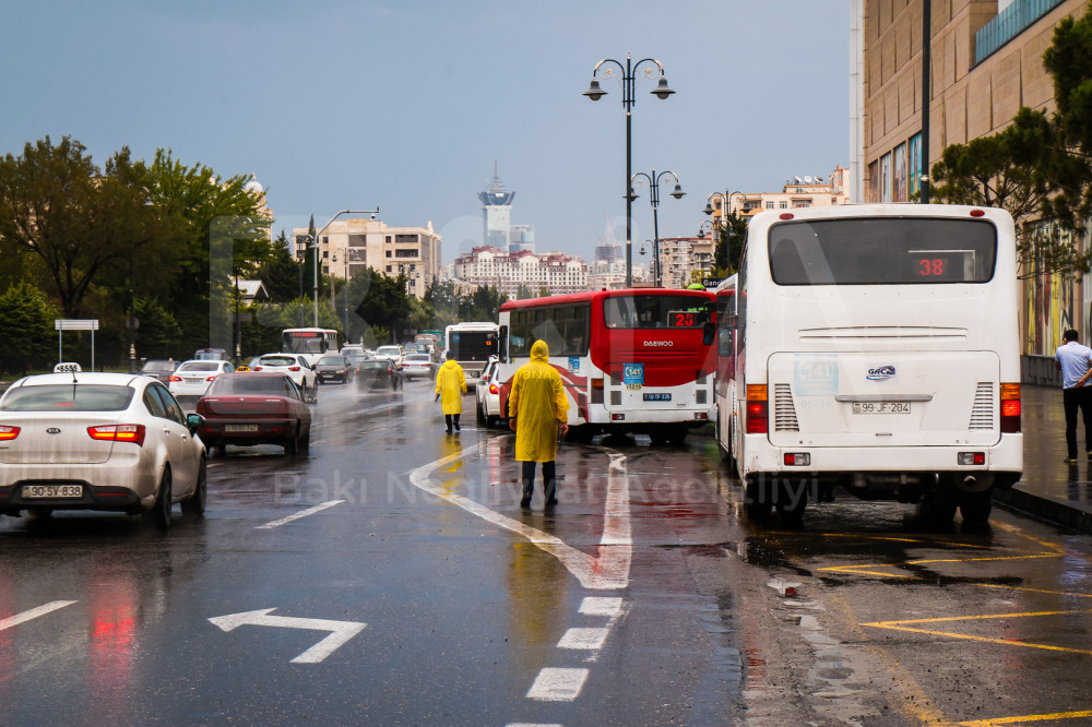 BNA yağışlı hava şəraitində yollarda hərəkətin təşkilini həyata keçirib - FOTOLAR