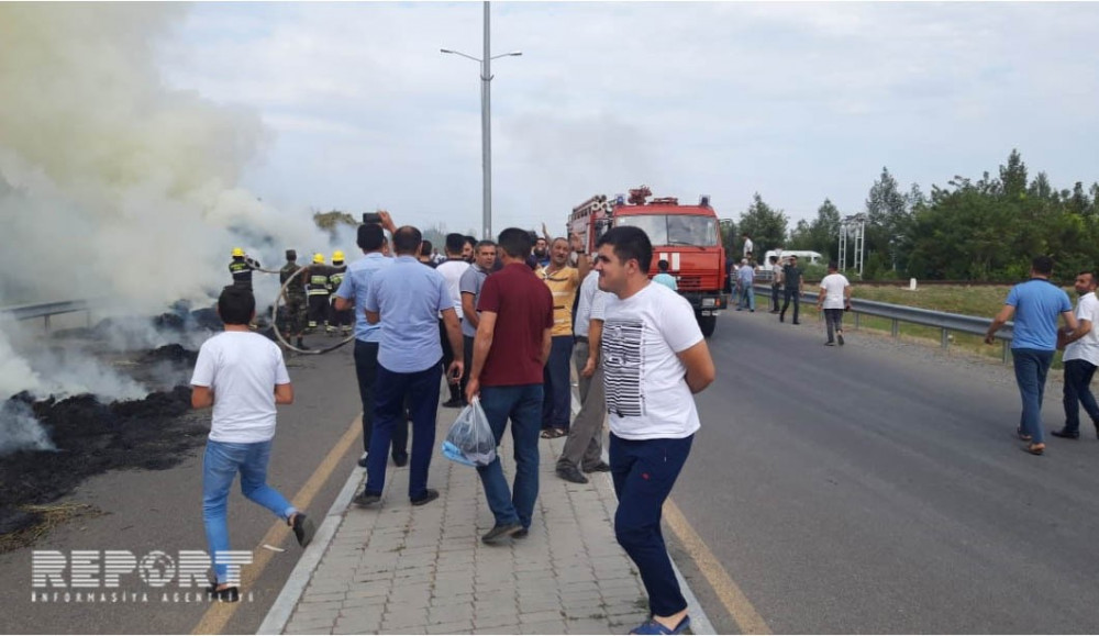 Bərdədə 300 ot bağlaması traktorun qoşqusunda yandı - Fotolar
