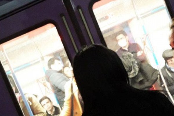 Bakı metrosunda HƏYƏCANLI ANLAR  - Qapılar açılmadı