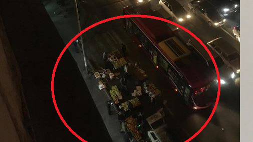 “Şamaxinka”da avtobus dayanacağının ərazisində meyvə-tərəvəz satılır - FOTO