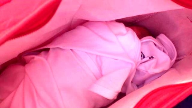 Ana yeni doğulan körpəsini zibil qutusunun yanına atdı (Video)