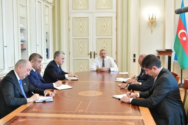 İlham Əliyev yeni təyin olunan icra başçılarını qəbul etdi - FOTO