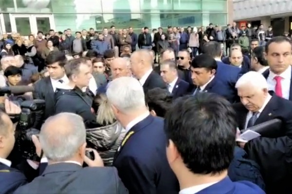 İlham Əliyev metronun qarşısında sakinlərlə görüşüb, problemlərini dinlədi - - VİDEO