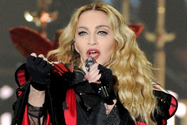 Madonna təyyarədə elə bir hərəkət ETDİ Kİ...