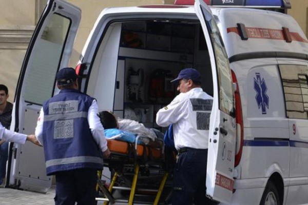32 yaşlı qadın qonaq getdiyi evdə öldü 