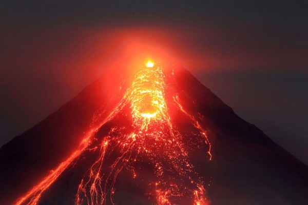 Vulkan püskürməsi nəticəsində 5 nəfər həyatını itirdi