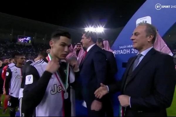 Ronaldonun medalla rəftarı müzakirələrə səbəb oldu - VİDEO