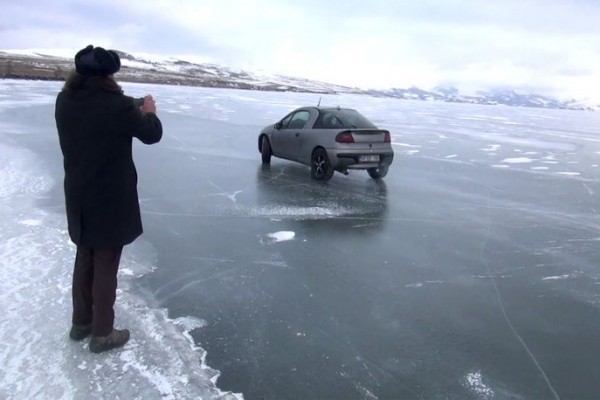 Göl buz bağladı, üzərində avtomobillə "drift" etdilər - VİDEO