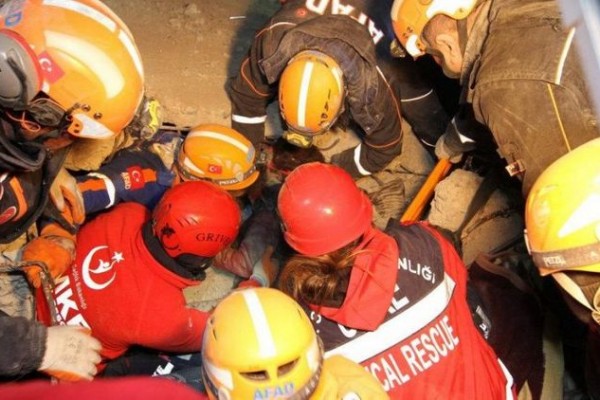 Türkiyədə 39 nəfər dağıntılar altından sağ çıxarıldı 