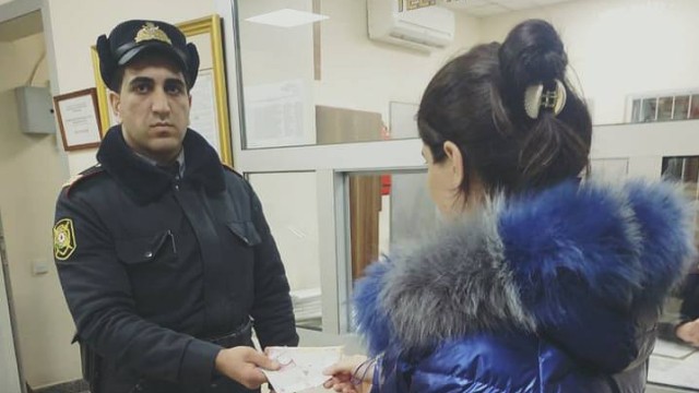 Bakıda polis metroda tapdığı pulu sahibinə qaytardı 