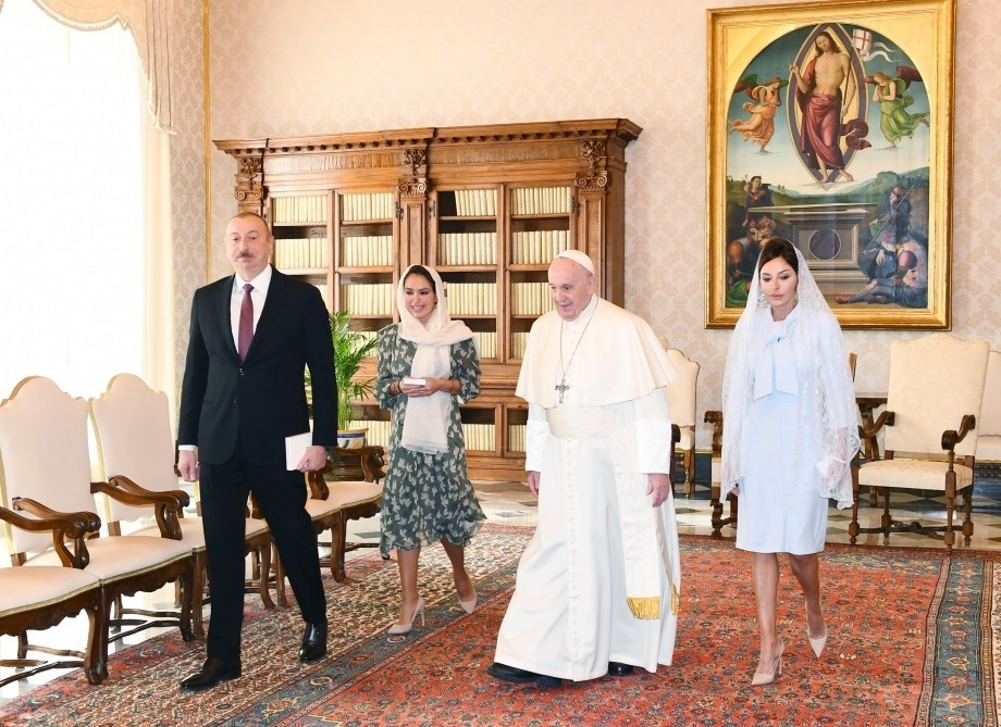 İlham Əliyev Papa Fransisk ilə görüşdü - Yenilənib (Foto)