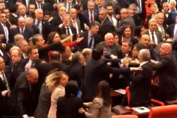 Türkiyədə deputatlar arasında dava düşüb - VİDEO