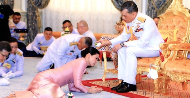Tayland kralı 20 qadınla birlikdə özünü karantinə aldı