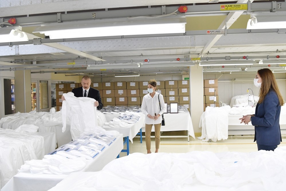 İlham Əliyev və Mehriban Əliyeva tibbi maska fabrikinin açılışında - FOTOLAR