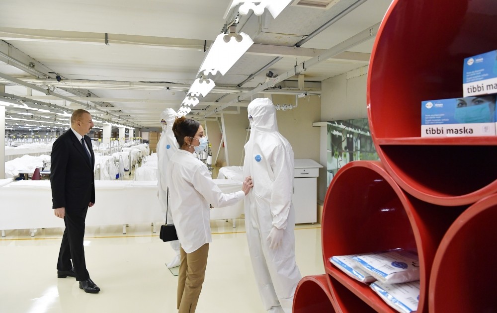 İlham Əliyev və Mehriban Əliyeva tibbi maska fabrikinin açılışında - FOTOLAR